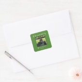 Gorilla-verjaardagsfeest in het groen vierkante sticker (Envelop)