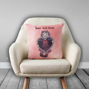 Goth poppenkop met zwart hart op roze tinten kussen