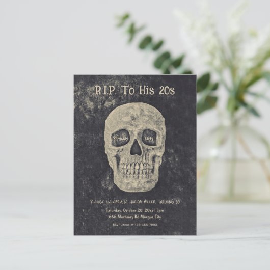 Gothic Beige Grijze Schedel Verjaardag RIP Naar Zi Uitnodiging Briefkaart (Staand voorkant)