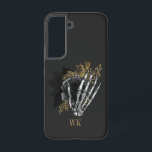 gothic Black en Gold Floral Skeleton Samsung Galaxy Hoesje<br><div class="desc">Whimsical- monogram gothische telefoonbehuizing met zwarte en gouden rozen in een skelethand.</div>