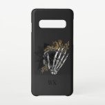 gothic Black en Gold Floral Skeleton Samsung Galaxy S10 Hoesje<br><div class="desc">Whimsical- monogram gothische telefoonbehuizing met zwarte en gouden rozen in een skelethand.</div>