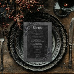 Gothic Black Raven & Black Rozen Bruiloft Menu<br><div class="desc">Breng uw gasten naar een wereld van duistere, betoverende elegantie met onze gotische trouwkaart. De diepe, verouderde houtskoolzwarte achtergrond en zwarte rozen vormen het toneel voor een opvallend contrast, omdat vet-witte tekst uit ingewikkelde zwarte tekstvakken komt. De achterkant is versierd met twee verweven wijnstokken van zwarte rozen, evenals de initialen...</div>