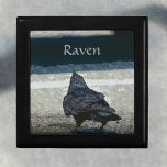 Gothic Crow Grey Zwart  aandenken Cadeaudoosje<br><div class="desc">Deze dramatische gothische grijze en zwarte houtkeepaardbox met een gothic Crow werd geïnspireerd door fotografie van een stedenkraai op asfalt. Zwarte vogels, Ravens en kraaien zijn intelligente vogels en dit is een slim, gesofisticeerd, gothic ontwerp in tinten grijs, zwart en taupe. Het is een avontuurlijke ziel en klaar voor elk...</div>