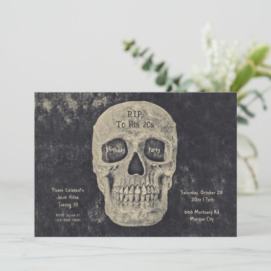 Gothic grijs beige schedel verjaardag RIP naar zij Kaart (Staand voorkant)