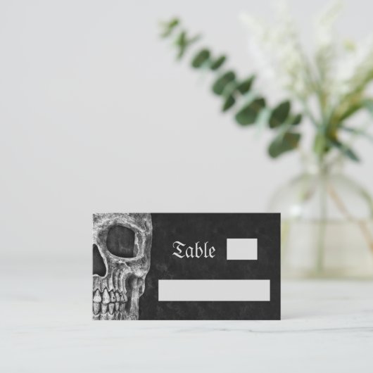 Gothic Half Skull Cool Black And White Wedding Plaatskaartje (Staand voorkant)