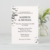 Gothic Halloween Black Bat Huwelijksuitnodiging Kaart (Staand voorkant)