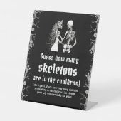 Gothic Halloween Raad Hoeveel Skeletten Spel Reclamebord Met Voetstuk (Voorkant)