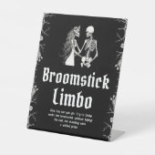 Gothic Halloween Skelet Broomstick Limbo Sign Reclamebord Met Voetstuk (Voorkant)