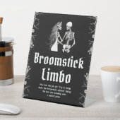 Gothic Halloween Skelet Broomstick Limbo Sign Reclamebord Met Voetstuk (Insitu)