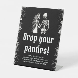 Gothic Halloween Skelet Laat Je Slipje Vallen Spel Reclamebord Met Voetstuk