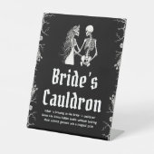 Gothic Halloween Skeleton Bride's Cauldron Sign Reclamebord Met Voetstuk (Voorkant)