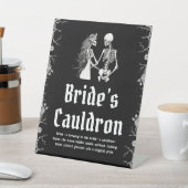 Gothic Halloween Skeleton Bride's Cauldron Sign Reclamebord Met Voetstuk (Insitu)