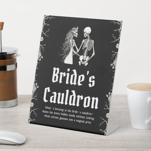 Gothic Halloween Skeleton Bride's Cauldron Sign Reclamebord Met Voetstuk (Insitu)