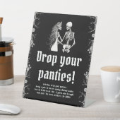 Gothic Halloween Skeleton Drop Your Panties spel Reclamebord Met Voetstuk (Insitu)