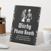 Gothic Halloween Skeleton Witchy Photo Booth Sign Reclamebord Met Voetstuk (Insitu)
