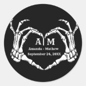 Gothic Halloween Skull Hand Heart Black Wedding Ronde Sticker (Voorkant)