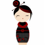 Gothic Kokeshi Fotobeeldje Sleutelhanger<br><div class="desc">Deze Kokeshi draagt een houtskimono met bloemdruk.  Haar kimono heeft bloemen en zeugen met rood stikken.</div>