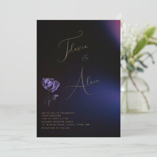 Gothic Moody Paarse Roos Minimalist Script Wedding Kaart (Staand voorkant)