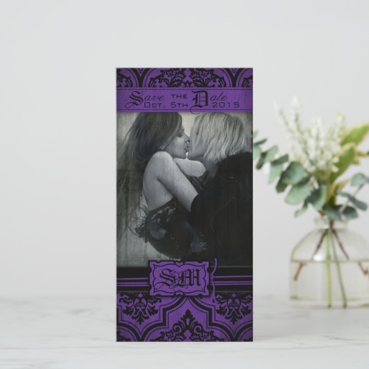 Gothic Paarse en zwarte Damask Save the Date (Staand voorkant)