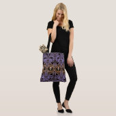 Gothic Paarse Ornament met schedel Tote Bag (Op model)