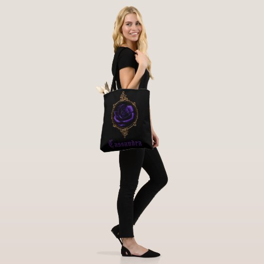 Gothic Paarse Roos gepersonaliseerd Tote Bag (Op model)