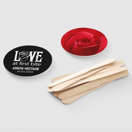 Gothic Red Rose Liefde bij First Bite Bruiloft Handwaaier (Niet-gemonteerd)