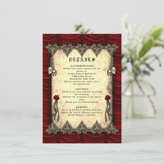 Gothic Red Silk and Gold Skulls Wedding Informatiekaartje (Staand voorkant)