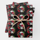 Gothic schedel met rode bloemen en gouden bladeren inpakpapier vel (In situ)