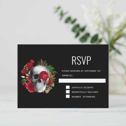 Gothic schedel met rode bloemen en gouden bladeren RSVP kaartje (Staand voorkant)
