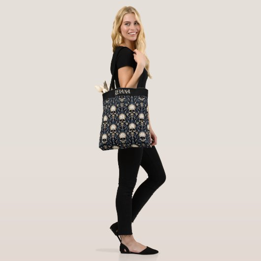 Gothic schedels en blauwe bloemen tote bag (Op model)
