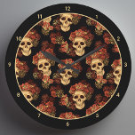 Gothic Skull Black Red Rose Crown Halloween Grote Klok<br><div class="desc">Deze gotische halloween wandklok met ivoren getallen bevat een patroon van griezelige schedels die in een zwarte afgrond drijven. Elke schedel is voorzien van rode rozen. Hun lege zielloze ogen zijn scherp gecontrasteerd tegen de kroon op het roos van de gothic en tegen bouquets van dode bloemen.</div>