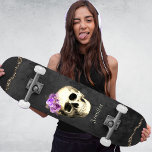 Gothic Skull Paarse Rozen Aangepast Persoonlijk Skateboard<br><div class="desc">Dit skateboard is de perfecte combinatie van stijl en prestaties. De donkere achtergrond en de gotische schedel met het paarse ontwerp van de rozen zorgen voor een unieke en slimme blik op uw ritje. Personaliseer met jouw naam.</div>