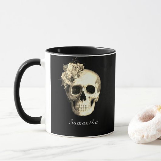 Gothic Skull White Roses gepersonaliseerd Mok (Met donut)