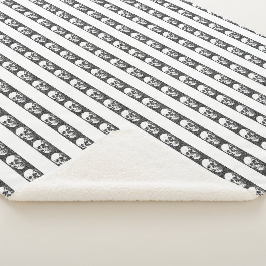 Gothic striped pattern with skulls sherpa deken (3/4)