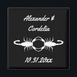 Gothic White Wedding Scorpions Custom Magneet<br><div class="desc">Deze geweldige bruiloftsmagneet beschikt over een digitaal afbeelding van een paar prachtige witte schorpioenen die naar elkaar gericht zijn. Elke schorpioen is wit en heeft acht poten, een giftige steek en een paar tang. De knijpers worden bij elkaar gehouden om de vorm van een hart te vormen. De achtergrond is...</div>