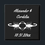 Gothic White Wedding Scorpions Custom Magneet<br><div class="desc">Deze geweldige bruiloftsmagneet beschikt over een digitaal afbeelding van een paar prachtige witte schorpioenen die naar elkaar gericht zijn. Elke schorpioen is wit en heeft acht poten, een giftige steek en een paar tang. De knijpers worden bij elkaar gehouden om de vorm van een hart te vormen. De achtergrond is...</div>