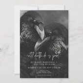 Gothic Zwart & Wit Raven Omhelzen Bruiloft Kaart (Voorkant)