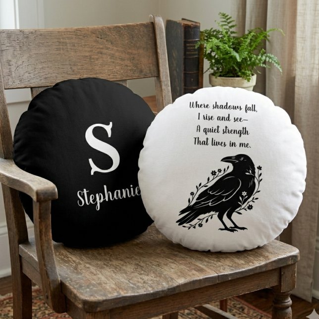 Gothische Raaf Bloemendekor Duistere Academia Verj Rond Kussen (Gothic raven and floral decor for the dark academia fan in your life — unique birthday gift idea)