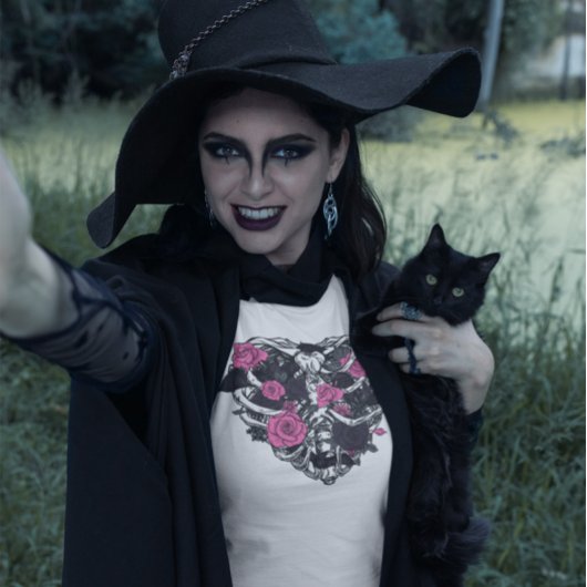 Gothische ribkooien gedecorbeerd met Rozen en vlee T-shirt