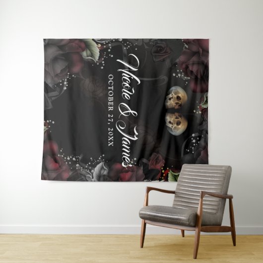 Gothische schedels rode zwarte rozen trouw achterg wandkleed (In Situ (horizontaal))
