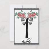 Gothische Skelet Hand Rozen Huwelijk Tafel Nummer Kaart (Achterkant)