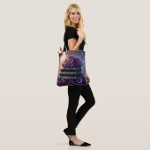 Gotisch boek paarse bloemen tote bag (Op model)