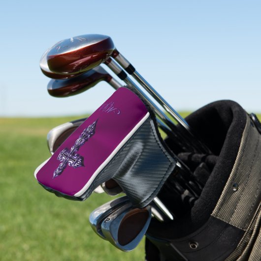 Gotisch kruis in reliëfdruk in Paars met monogram Golfheadcover (Insitu)