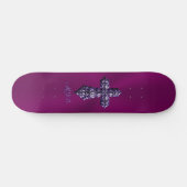 Gotisch kruis in reliëfdruk in Paars met monogram Persoonlijk Skateboard (Horizontaal)