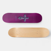 Gotisch kruis in reliëfdruk in Paars met monogram Persoonlijk Skateboard (Horizontaal)