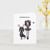 Gotisch Meisje met Dachshund Pasen Kaart (Gele Bloem)