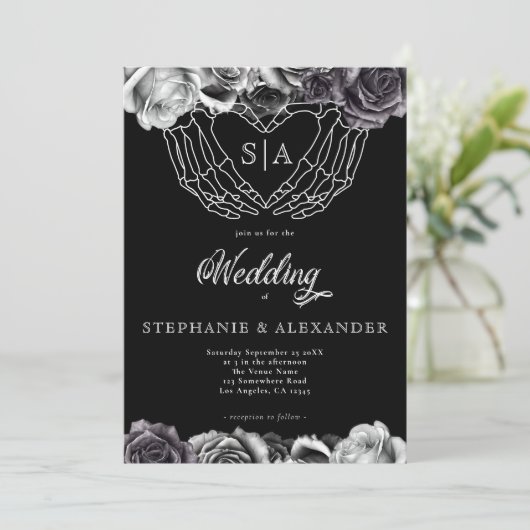 Gotisch Monogram Rozen Skelet Handen Bruiloft Kaart (Staand voorkant)