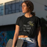 Gotisch Roos Vertrouw op je magie T-shirt<br><div class="desc">Gotisch en donker t-shirt met illustratie van zwarte rozen met een tekst die zegt "Vertrouw op je magie."</div>