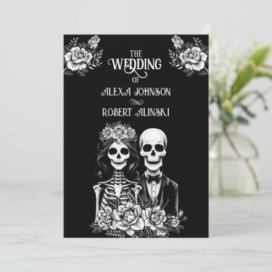 Gotisch skelet paar Alles in een bruiloft uitnodig Kaart (Staand voorkant)