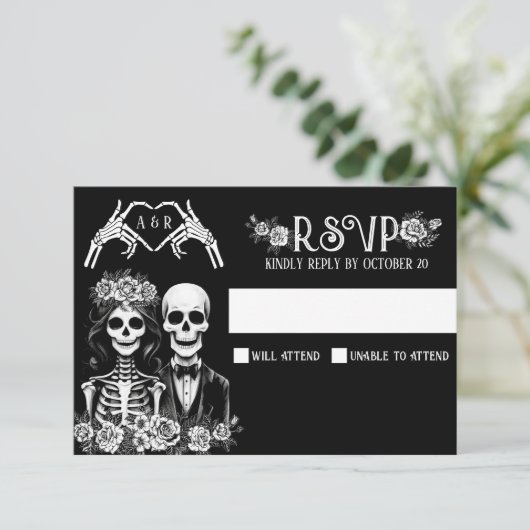 Gotisch skelet paar bloemenbruiloft RSVP kaartje (Staand voorkant)